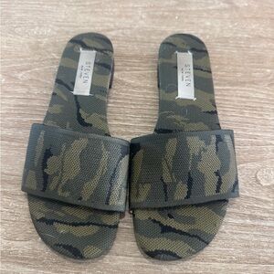 STEVE MADDEN Olive Green Camo Slide Sandals